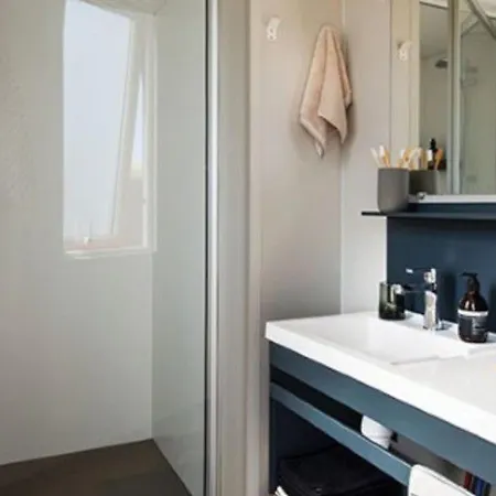 Mobil Avec Terrasse - 2 Chambres, Jusqu'a 5 Pers. - Api-1-52-623 캠프장 *