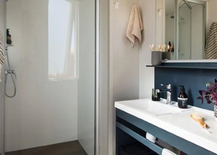 Mobil Avec Terrasse - 2 Chambres, Jusqu'a 5 Pers. - Api-1-52-623 Campsite *